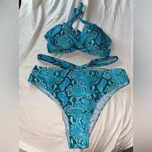 Bathing suit blue snake color, size XXL both the bra and the bottom